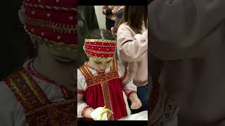 俄羅斯漂亮小妹妹吃布林餅🫓Russian beautiful little sister eats Bollinger🫓Красивая русская сестра ест блины