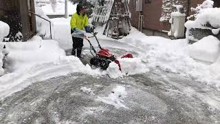 電動除雪機　和同e-SB80