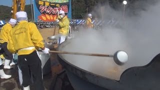 紅葉と芋煮を満喫　関東一の大鍋で芋煮会