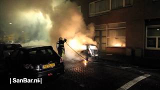 Felle autobrand in Haagse Molenwijk