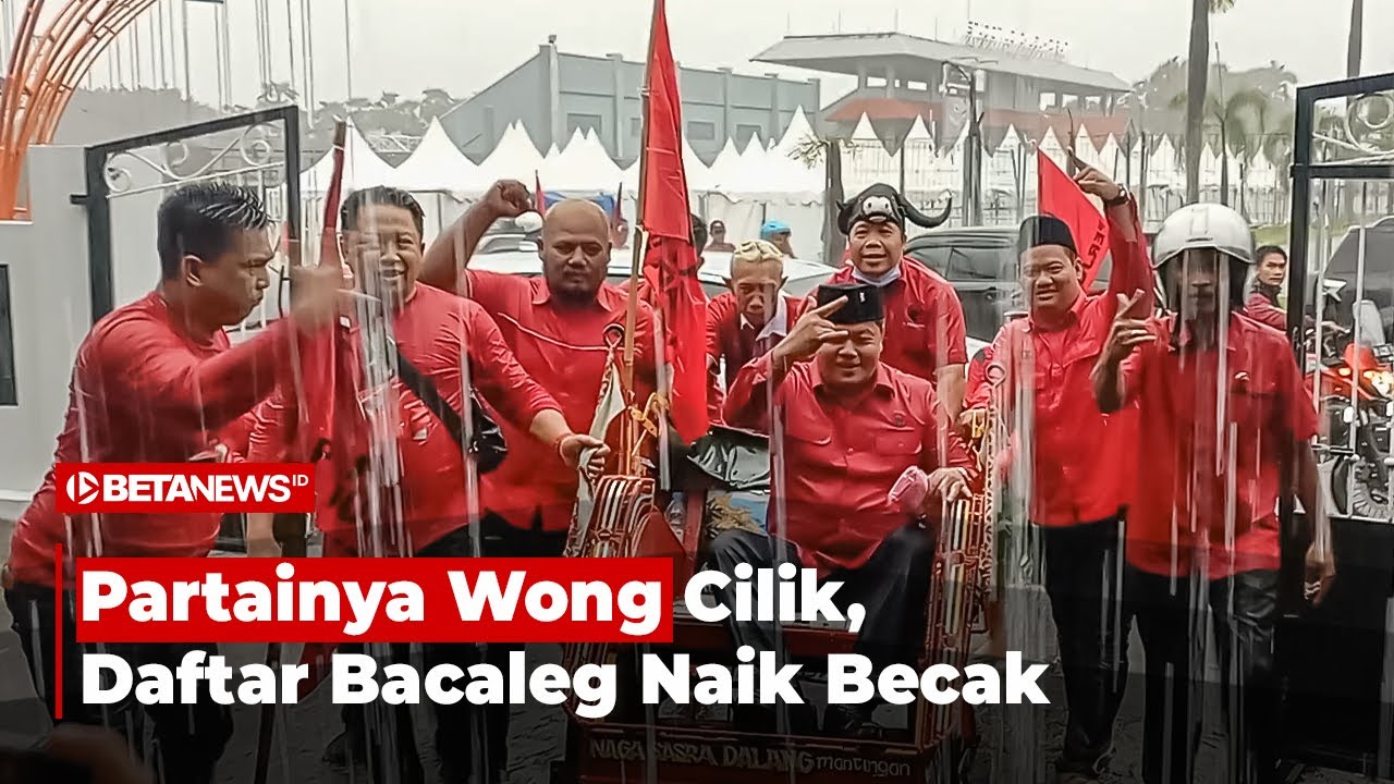 Bacaleg PDIP Daftarkan Diri Ke KPU Pati Naik Becak, Terjang Hujan ...