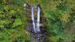 優美な「唐岬の滝」をドローンで空撮【愛媛県東温市】