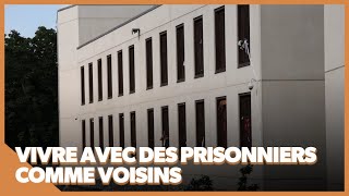 Une prison ouvre devant chez eux, le début de l’enfer