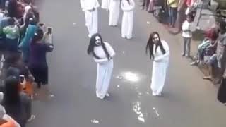 Heboh! Rombongan Kuntilanak \u0026 Pocong ikut karnaval