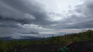 今不二🗻鉛色の大きな雲の下にいます