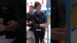 警察小姐姐 姜又文六六警官邀請我玩一把 遊戲現在好後悔沒有玩 #短褲 #路人視角 #杭州 #警察節 #警營開放日