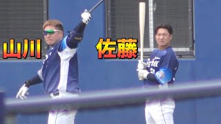 試合開始前　タイミングをとる山川穂高と佐藤龍世【西武ライオンズ 2021年 プロ野球 オープン戦】