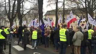 Radość zgromadzonych na wieść o odroczeniu rozprawy w TK