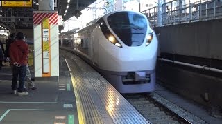 低速度で新橋駅を通過する上野東京ライン常磐線上り特急ときわE657系