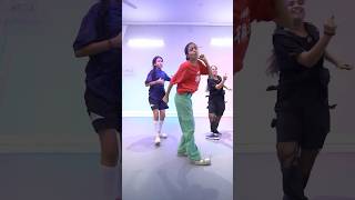 Dheere Dheere bol | Dancing Choreography #youtubeshorts #choreography #dancevideo