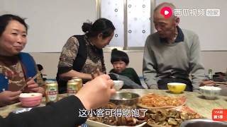 农民王小：帮丈人家扣稻苗，小宝宝被王小吓坏？儿子却吃撑了