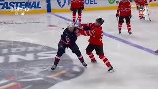 美国加拿大冰球一边比赛一边互殴U.S. and Canada Ice Hockey Teams Fight While Competing.