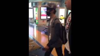 【TFBOYS易烊千璽】150406 重庆机场 易烊千玺旅客请登机_Dịch Dương Thiên Tỉ