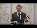 sir niall ferguson on why he became a historian geopolitics keynote and public speakers wwsg