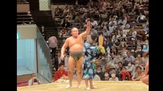 ダメ!! 軍配に納得いかず 行司の頭を叩く力士 #sumo #japan #相撲 #大相撲