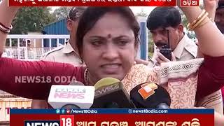 BJP Mahila Morcha activists scuffle with Police while trying to enter Naveen Niwas