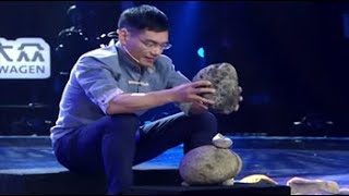 Man performs ‘gravity-defying’ rock balancing| CCTV English