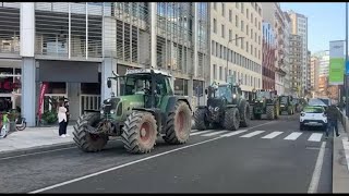 L'arrivo dei trattori della protesta degli agricoltori al Pirellone di Milano