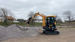 Köp Grävmaskin Hyundai Robex 25Z-9AK med 4 st verktyg och släp på Klaravik