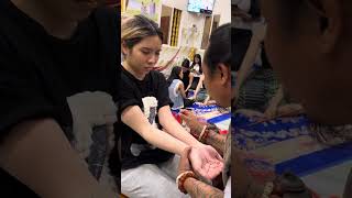 លោកឪ បញ្ចុះម្ចុលមាស ឲ្យកូនសិ្សជនជាតិឡាវ