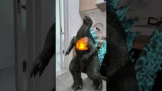 哥斯拉的蛋糕被偷了，原来是这两小子干的 #cosplay #funny #godzilla