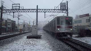 雪だろうとお構いなし　東武東上線Fライナー急行新河岸駅駅通過