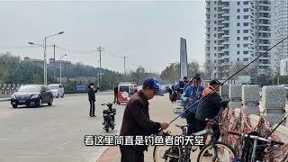 山东龙口海边看房路上偶遇，很多人在一个售楼处门口聚集，这咋啦