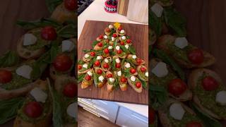 CROSTINI PESTO CHRISTMAS TREE! #holidayhack #holidayappetizer #easyrecipes