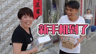 枫枫给姑姑买的新手机到了，国产高端配置，姑姑拆开手机都乐坏了【农人DJ枫枫】