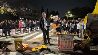 מלכי שם טוב, אביו של עומר שם טוב החטוף בעזה, בעצרת בכיכר הרוקדים בהרצליה 26.12.24