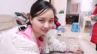 临过年，乐儿今天带两个女儿大扫除，把家里的沙发擦干净迎新年