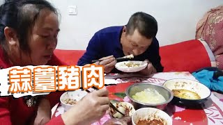 放羊吃饭就是香！老爸剩饭剩菜全包圆，蒜薹猪肉拌饭，大盘吃过瘾【泥土大黑】