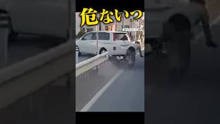 【ドラレコが捉えた】バイクの危険運転 走行中の車の間を“すり抜け”　ドラレコが捉えた事故の瞬間　死亡事故相次ぎ警察が取り締まり　２