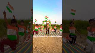 देखिए बच्चो ने खेत में कैसे फहराया तिरंगा 🌾🇮🇳 #republicday #26january #trending #shorts #viral