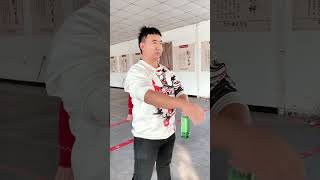 中国气功：猛男徒手震碎玻璃瓶Chinese Qigong: A strong man smashes a glass bottle with his bare hands#搞笑 #funny #kun