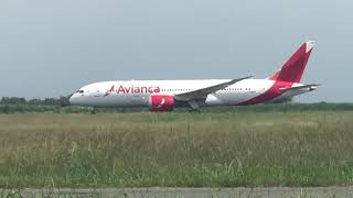 BOEING 787 DREAMLINER AVIANCA LOW TAKEOFF SKCL-LEMD