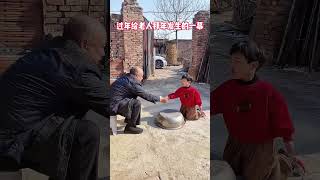 过年给老人拜年发生一幕，结果没想到儿子会这样做！#Cute baby#Cute#呆萌小米宝#聪明宝宝#萌娃