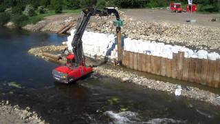 Spundwände werden ins Flussbett gerammt