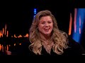 Kelly Clarkson explains why she doesn't stay in touch with her father  SVTNRKSkavlan