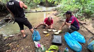 Menjala ikan sambil memasak ikan di sungai Mekung