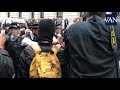 enfrentamiento entre policía y manifestantes en una protesta contra el racismo en londres