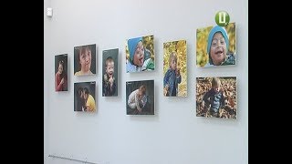 Фотовиставку про «сонячних дітей» відкрили у Хмельницькому
