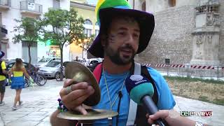 ANDRIA | Festival Castel dei Mondi, i suoni della “Murga” annunciano gli spettacoli del giorno