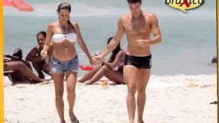 Veja o video de Danielle Winits e Jonatas Faro curtindo romance na praia