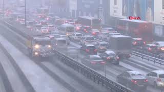 Kar yağışı nedeniyle trafikte zorluklar yaşanıyor, Küçükçekmece D 100'den canlı yayın