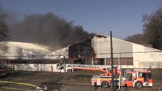 [GROSSBRAND IN DÜSSELDORF] -| Tennishalle stand in Flammen | Starke Rauchentwicklung | Großeinsatz -