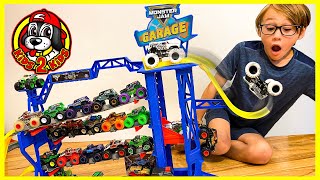 NEW 2022 Monster Jam GARAGE Playset UNBOXING 📦 40th Anniversary Grave Digger & Zombie Monster Truck!