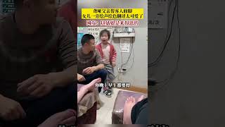 聋哑父亲帮客人修脚，女儿在一旁绘声绘色地翻译，网友：这姑娘是来报恩的。