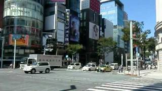 銀座四丁目交差点前のライオン像と風景