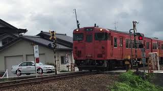 JR城端線 高岡行き 15:36 田尻踏切通過 2020.7.29